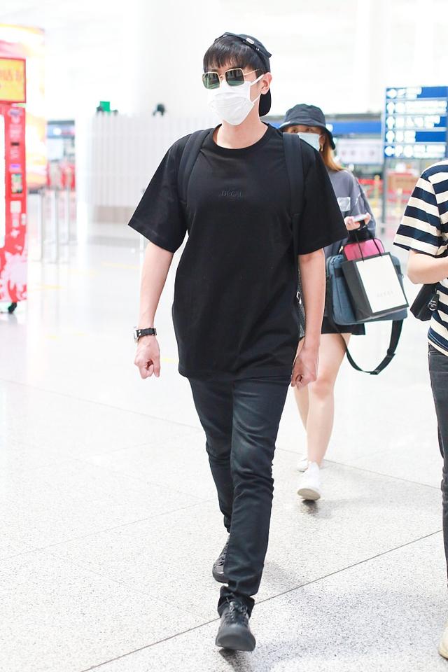 张若昀一身黑低调帅气 长腿一迈走路带风