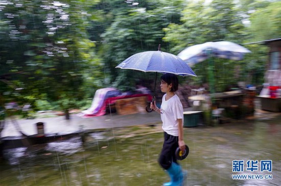 重庆永川：雨中逆行者 守护百姓安全的地质灾害监测员