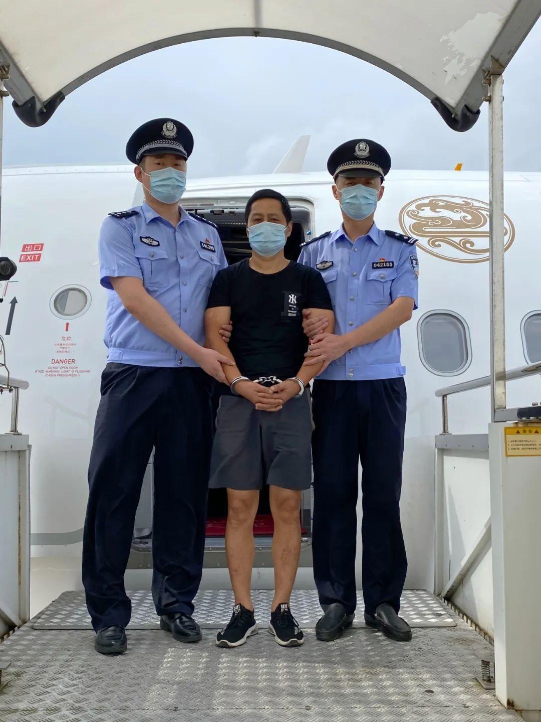 浙江一支行营业部副主任携巨款潜逃18年,今天被成功押解回绍兴