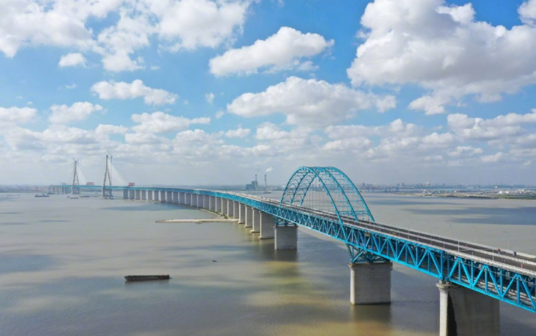 【沪苏通长江公铁大桥建成通车】日前,腾讯状告老干妈欠广告费,老干妈