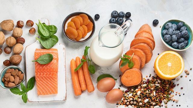 推荐9大护眼食物!鸡蛋,牛奶,蓝莓都上榜 3种伤眼食物要少吃