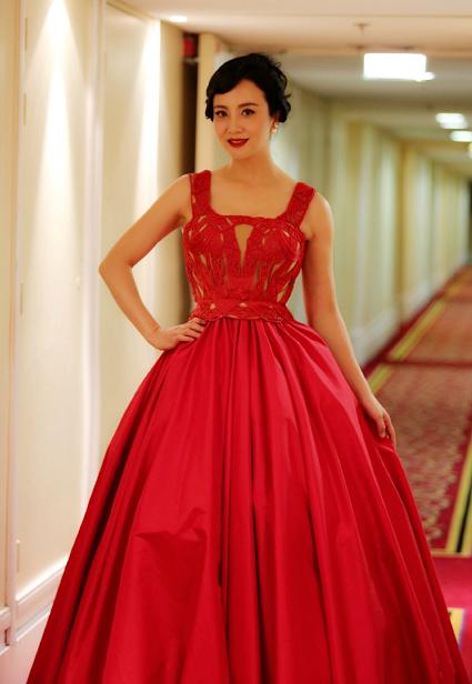 陶红穿衣真"胆大",盘发造型搭配大红色吊带连衣裙,美得出众