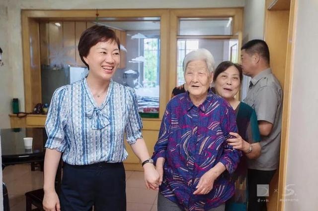 尽最大努力解决实际困难 佟桂莉看望慰问老党员和困难党员