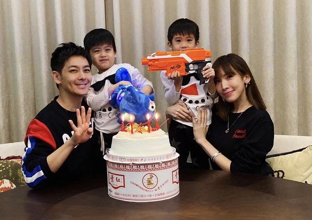 杨威晒三子女在豪宅玩耍照双胞胎女儿越长越不像身高差明显