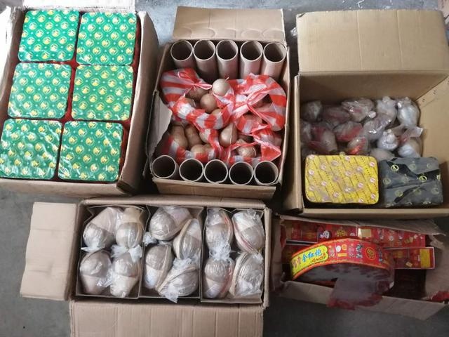 石家庄新华分局合作路派出所收缴礼花弹152枚,鞭炮12000头