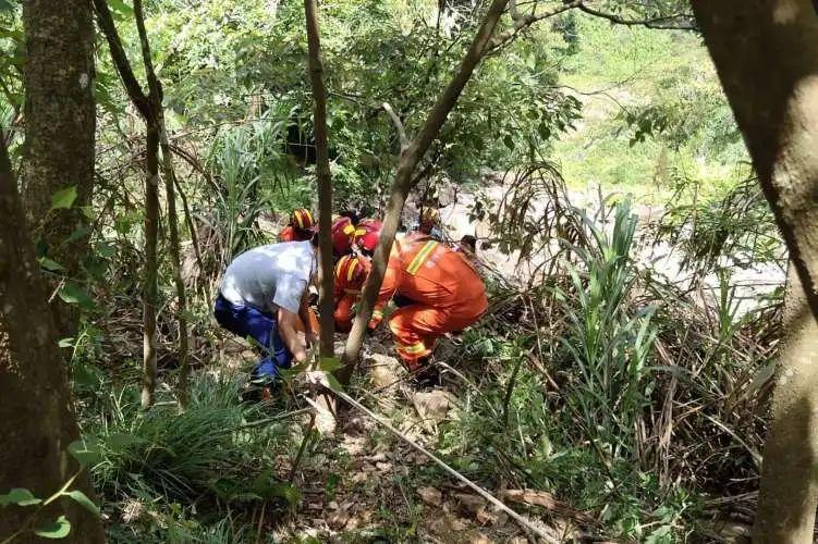 六旬老人骑车不慎跌落山谷 民警,消防,医护人员接力救援