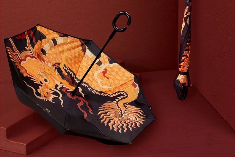 复古的纯黑伞面,内里却暗藏一只来自故宫的神兽,威风凛凛.