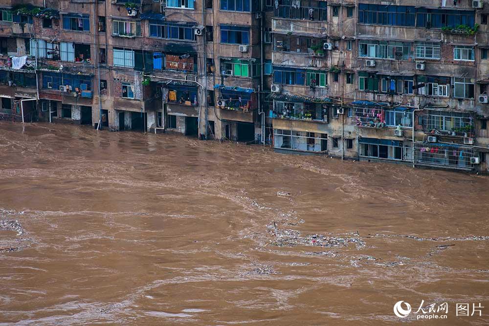重庆綦江:洪水来袭 綦江城区段再超保证水位