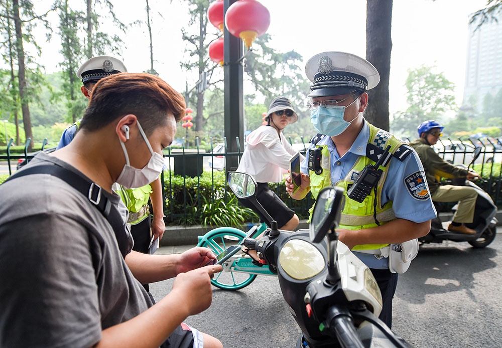 电动车不戴头盔处罚首日 南京交警半天查了513起