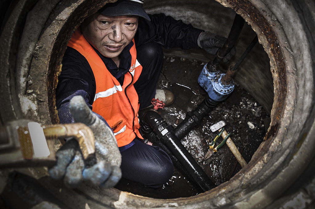 图片故事管道工的暑运桑拿浴