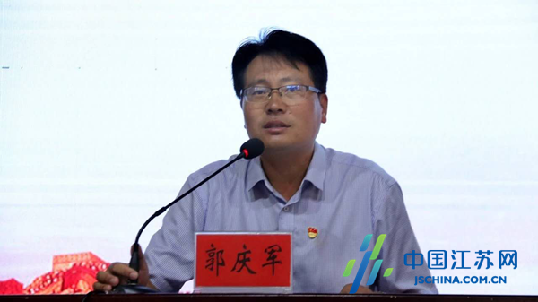 奏唱国歌后,大家在镇党委书记郭庆军同志的带领下重温入党誓词.
