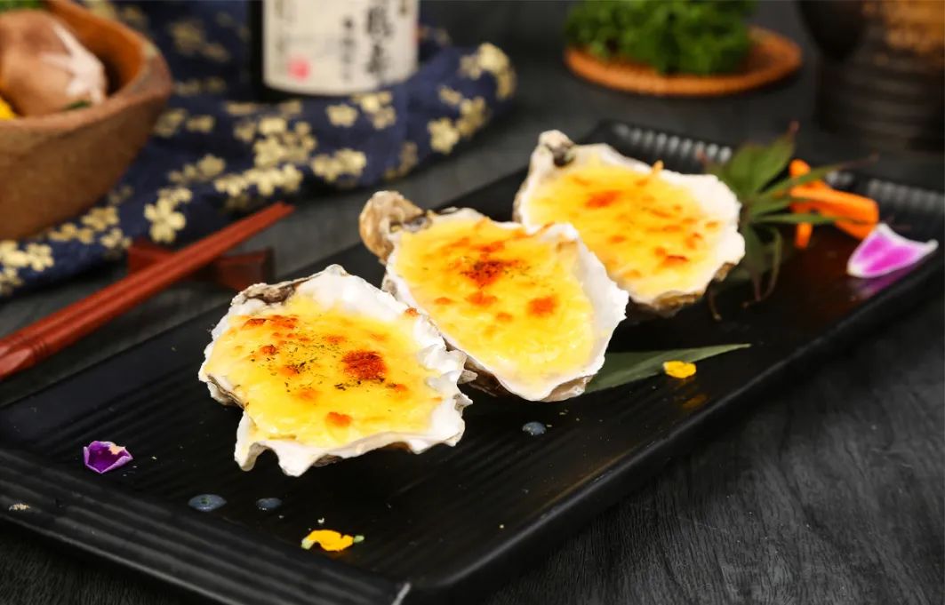 贵价的法式香煎鹅肝,盐焗红虾,奶油芝士焗生蚝,黑椒牛舌…还有当季