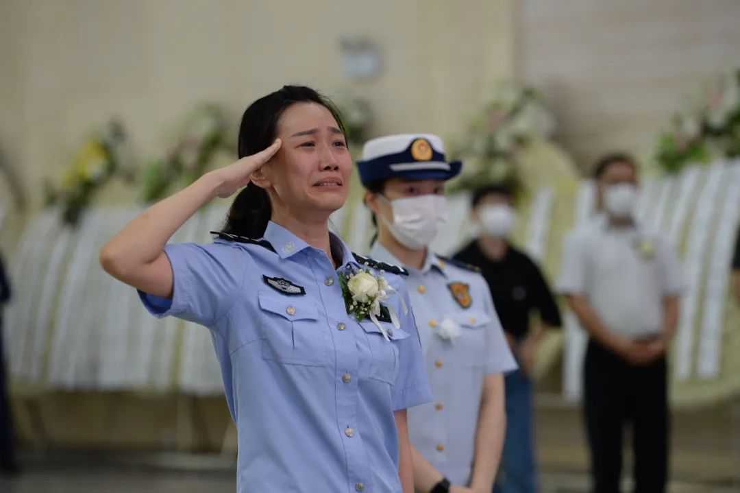 泪崩妻子敬礼送别烈士丈夫