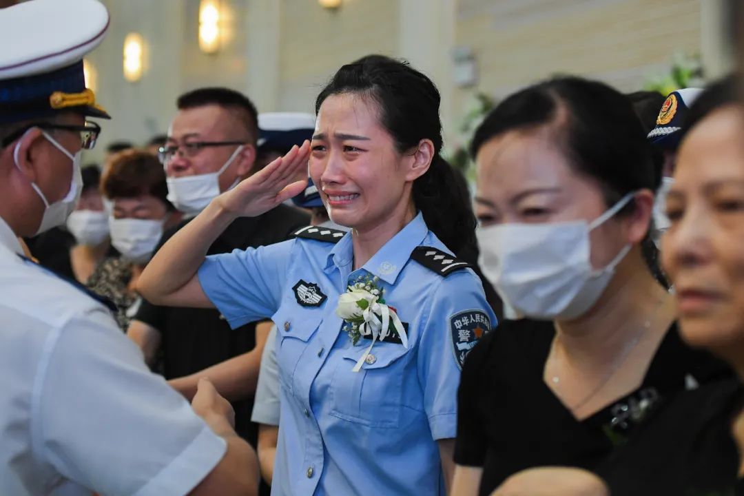 泪崩妻子敬礼送别烈士丈夫