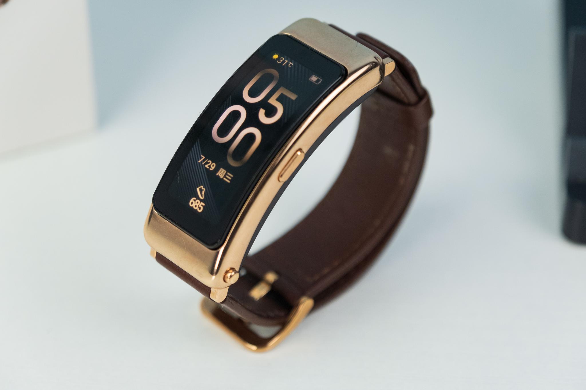 华为手环b6体验它有小弧线贴腕更贴耳