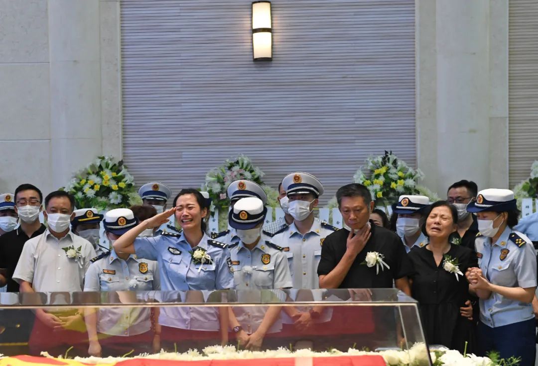 泪崩妻子敬礼送别烈士丈夫