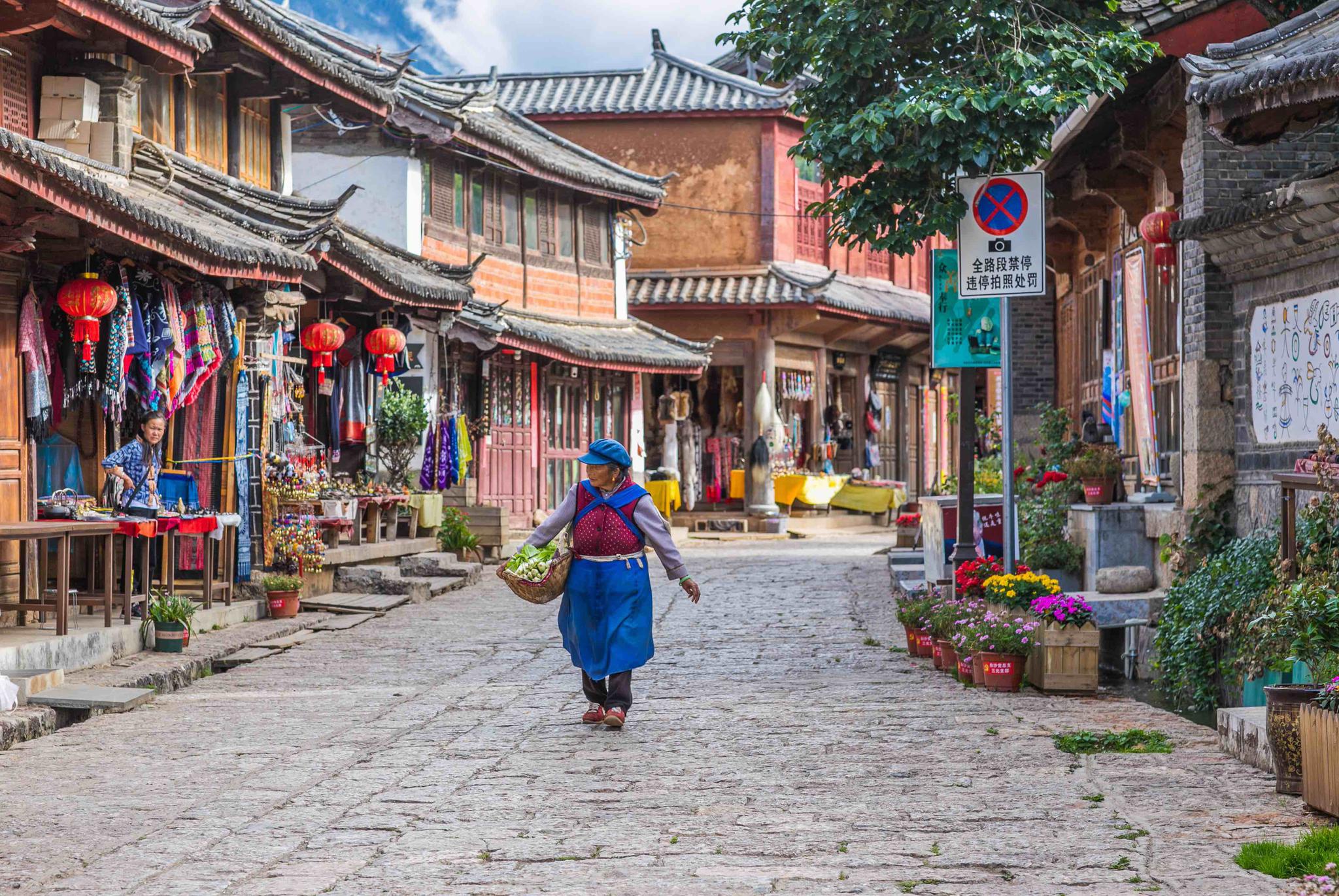 白沙古镇雪山下的纳西避世古村