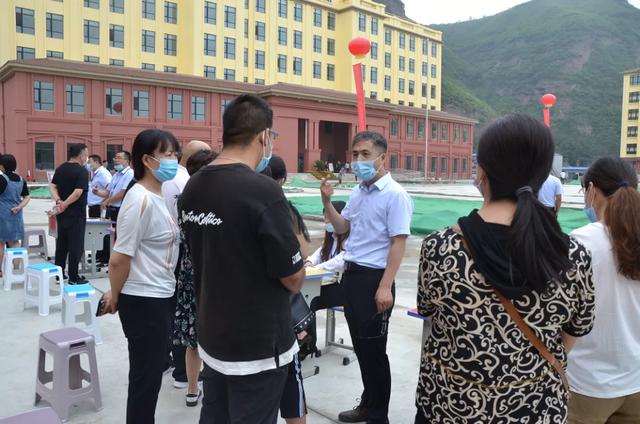 承德文茂天卉高级中学校园开放日参观人数爆满