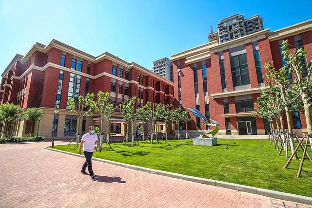 据悉,滨海新区欣嘉园片区新建成的小学——玉簪小学已具备使用条件,将