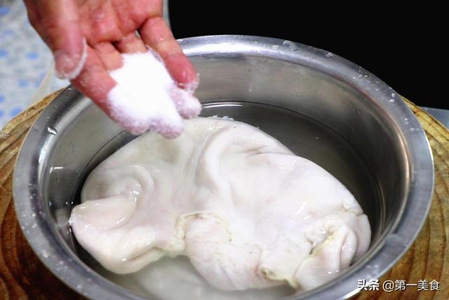 洗猪肚只用盐等于白洗教你1招几分钟搞定猪肚干净没异味