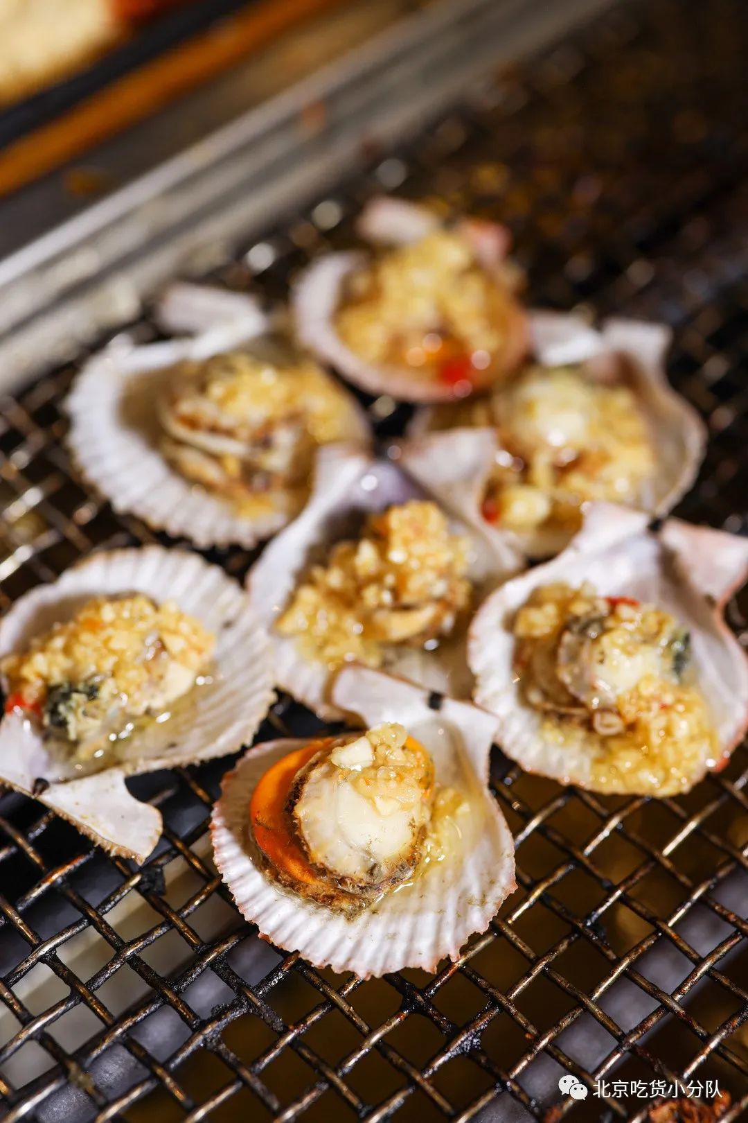 扇贝是青岛小扇贝,别看个子小,肉质可是紧实鲜甜.