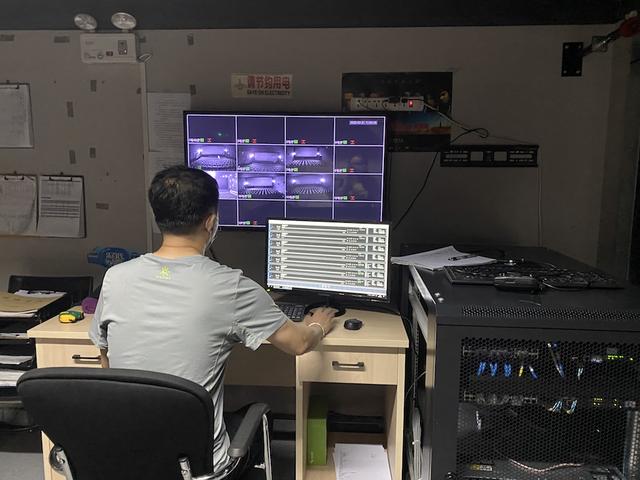 首都电影院西单店,放映经理正在查看影厅监控