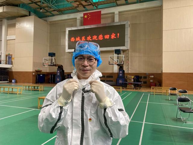 穿着防护服的武威