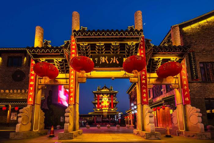 景区内建有水城门,烟雨桥,水云阁,漂舟戏苑,翰墨阁,八卦盐田,永兴寺等