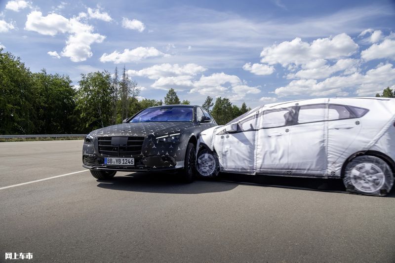 梅赛德斯-奔驰S级最新技术，配后桥转向与中央气囊，两月后发布
