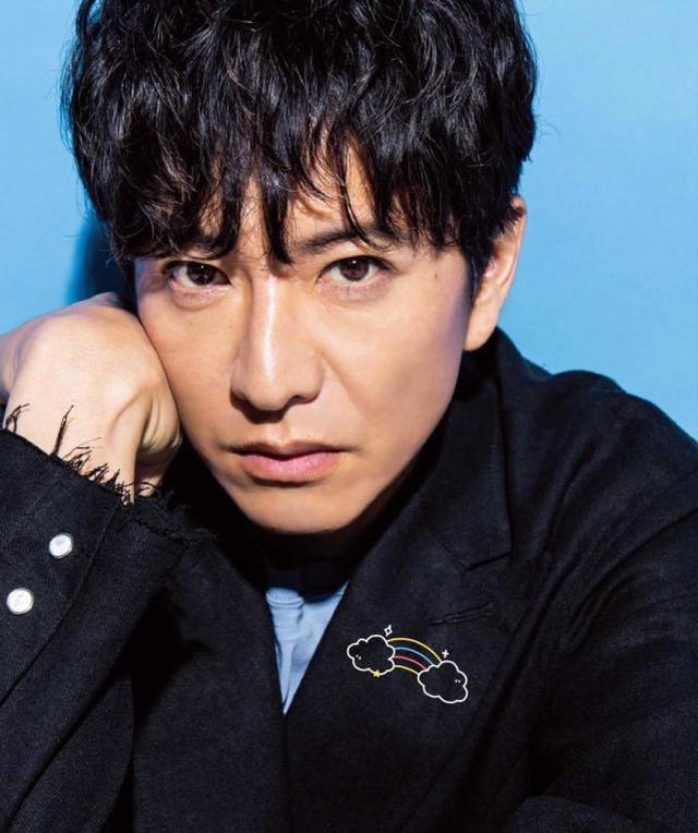 47岁木村拓哉晒西装全身照神颜无惧怼脸拍过于精瘦惹粉丝心疼