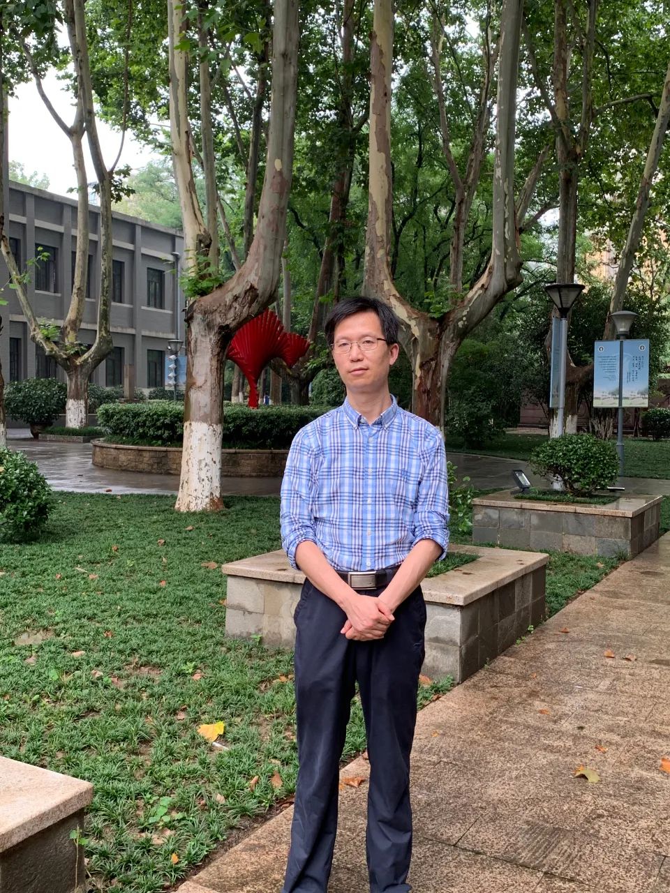 陈波老师他说,在自己因成绩波动而沮丧的时候,是陈老师告诉他如何直面