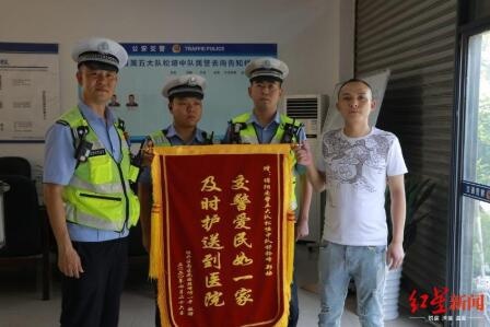 高速路上孕妈妈羊水破裂 警车开道应急送医急救 入院2分钟后产下一女