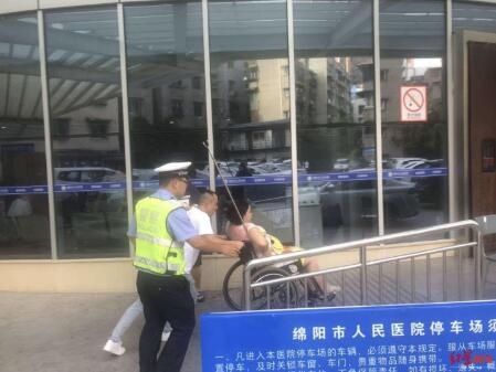 高速路上孕妈妈羊水裂痕 警车众将应急送医急救 入院2分钟后产下一女