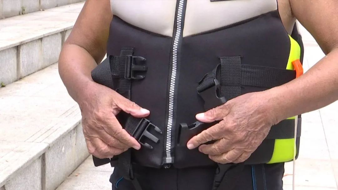 温知新说,救生衣是游泳的安全保障,游泳者应掌握正确的穿戴方法.