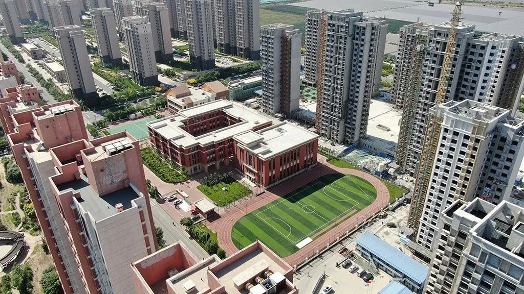 从滨海建投集团了解到,欣嘉园片区新建成的小学——玉簪小学已具备