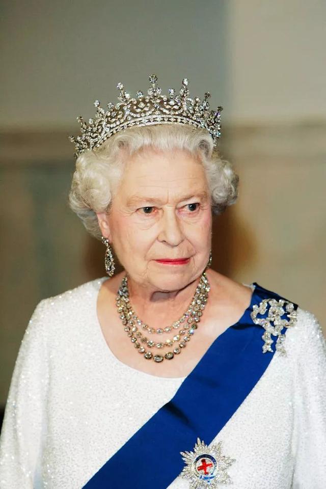英女王项链无数!却独爱"最便宜"的一条,拥有85年发黄了还不扔