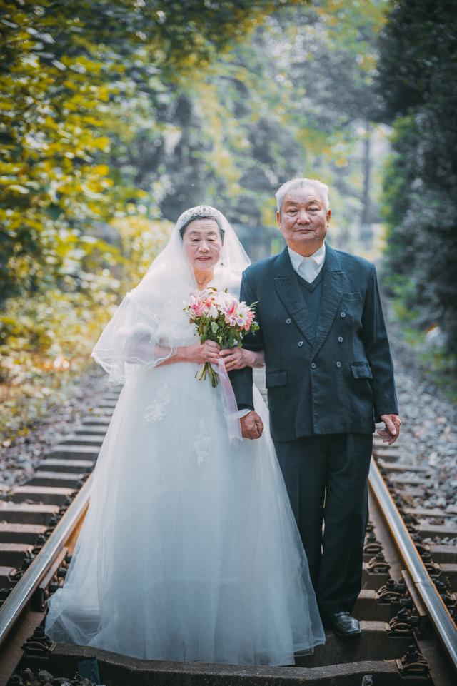 90后用3年时间为100对老人补拍婚纱照,纪念他们的不老爱情