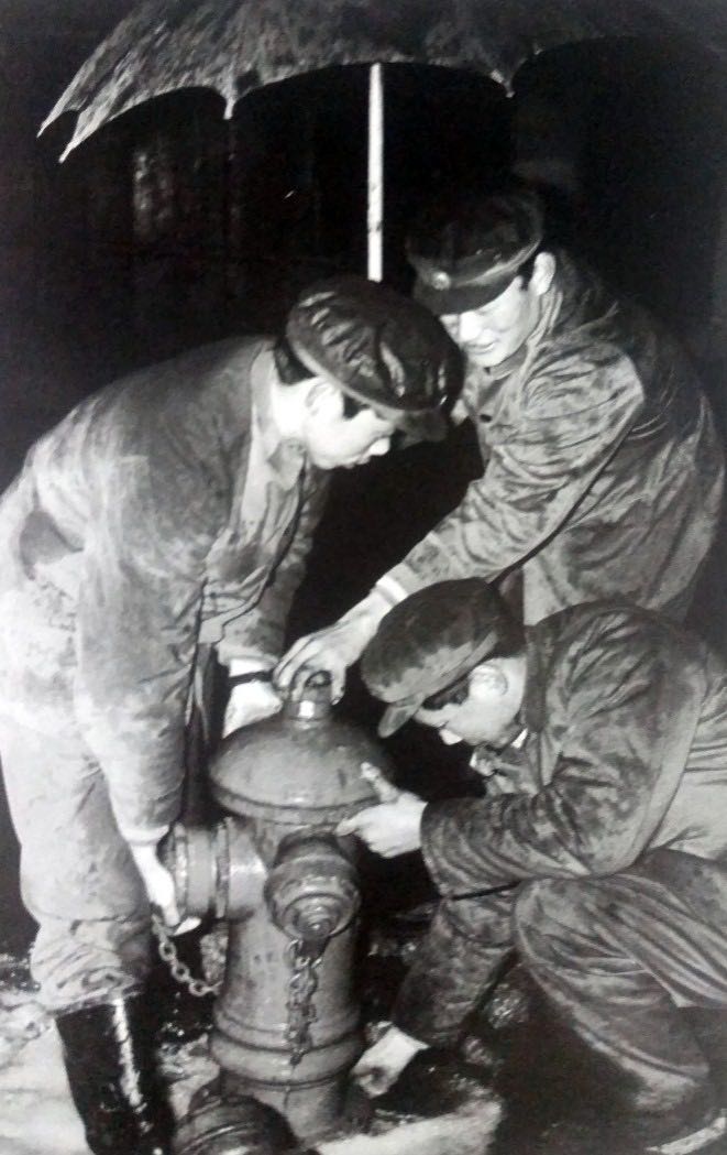 寻访百名消防老兵忆"烈火英雄"风采!这些老照片你见过吗?