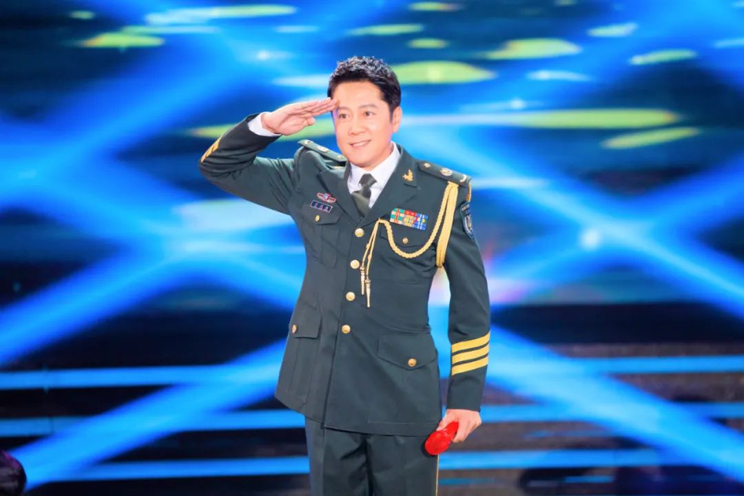 阎维文,吕继宏,蔡国庆唱响英雄赞歌