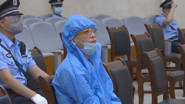 海南最恶"黑老大"黄鸿发被执行死刑,此前戴口罩穿