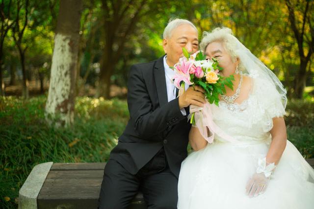90后用3年时间为100对老人补拍婚纱照,纪念他们的不老爱情