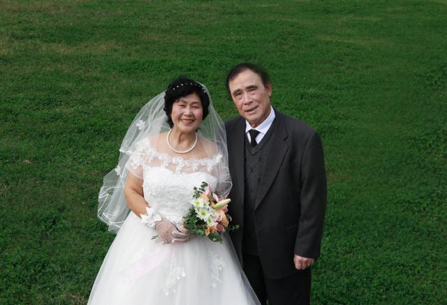 90后用3年时间为100对老人补拍婚纱照,纪念他们的不老爱情