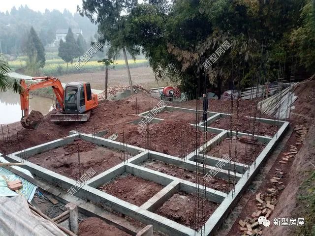 一般来说,农村现在最常见的基础就是钢筋混凝土条形基础,独立基础