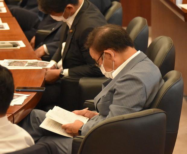 如何评价日本国会议员开会学英语玩手机打瞌睡