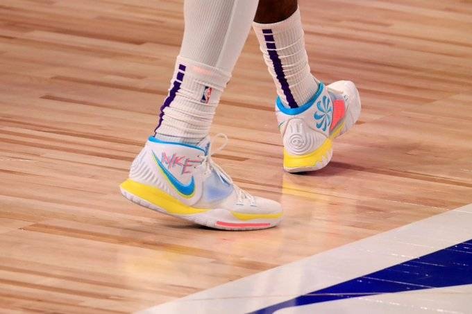jr-史密斯穿白款欧文6代球鞋亮相
