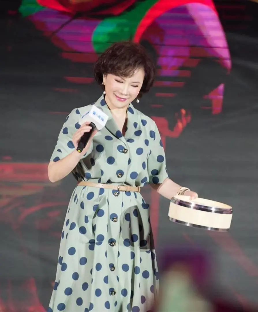 被奔六的蔡明惊艳了,格子衬衫搭紧身裤活力十足,酒红短发很减龄