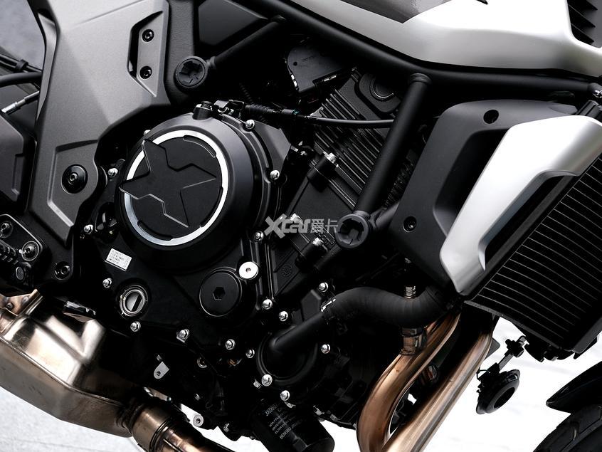 在动力系统方面,这台排量为693cc并列双缸发动机可以迸发出55kw(74.