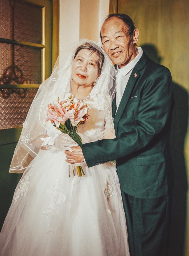 90后用3年时间为100对老人补拍婚纱照,纪念他们的不老爱情