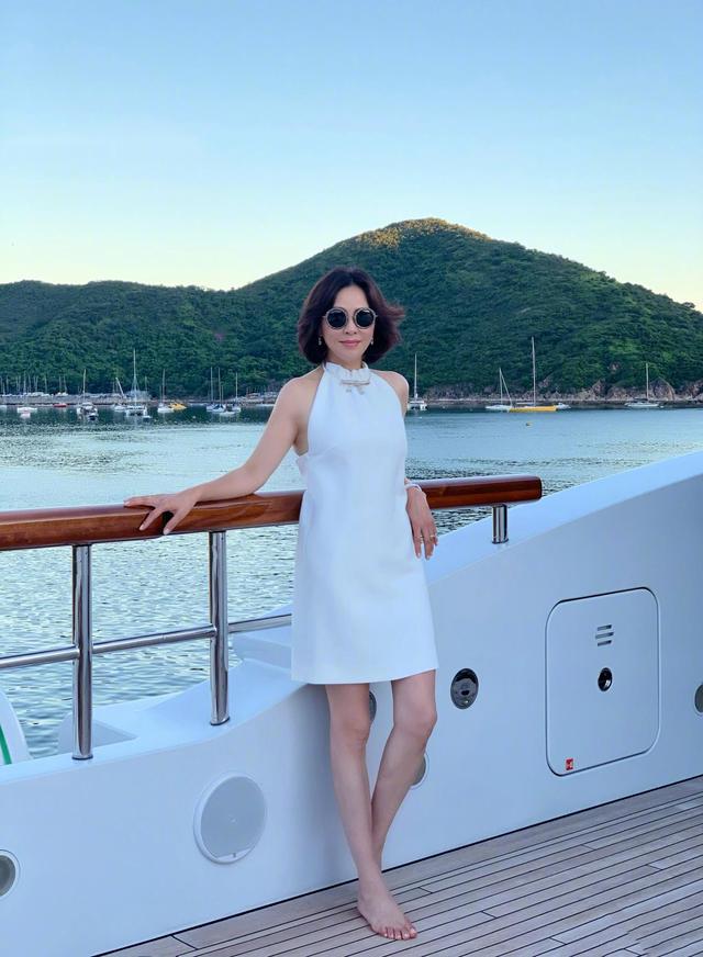 刘嘉玲越老越有气质,穿露肩白裙优雅性感,短发微卷至少年轻10岁