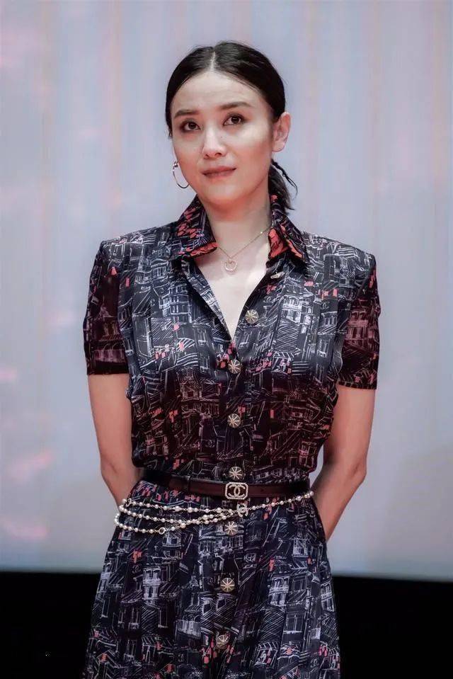 宋佳穿衬衫礼裙出席活动,搭了双帆布鞋,没身高的人不敢这么穿!